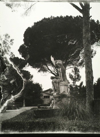 Statue dans le jardin de la Villa Médicis.