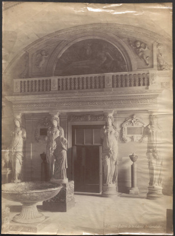 Paris. Musée du Louvre, entrée de la galerie des cariatides.