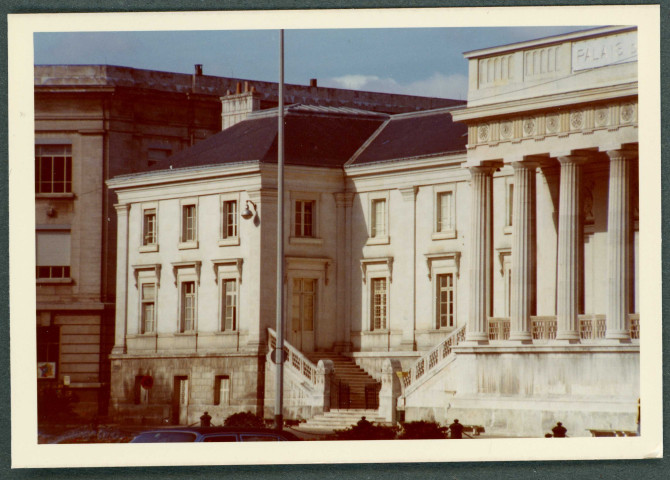Tours, palais de justice : façade vue prise de la place Jean Jaurès.