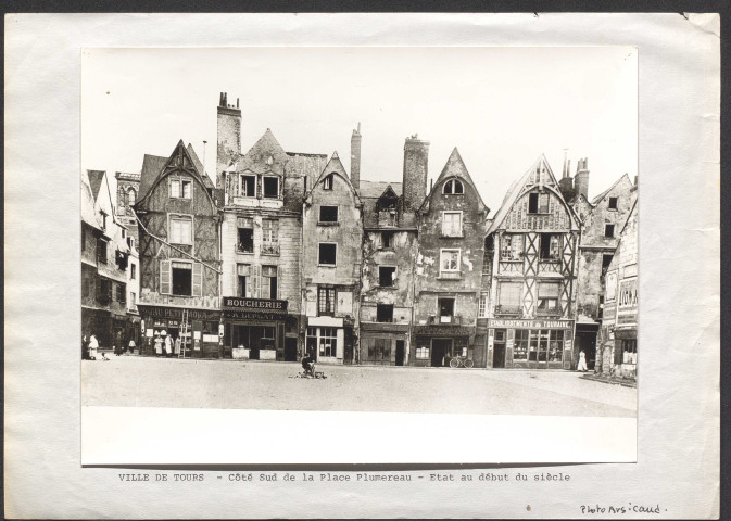 Côté sud de la place Plumereau, état au début du siècle.