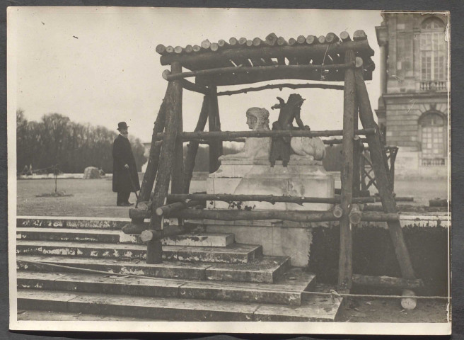 Versailles. Groupes sculptés du grand bassin : Benjamin Chaussemin devant la sculpture calfeutrée.