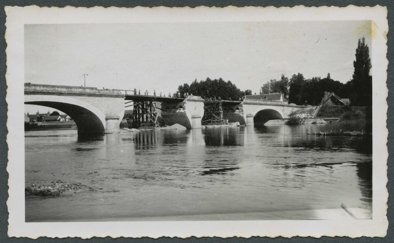 Bléré (Indre-et-Loire). Pont détruit.