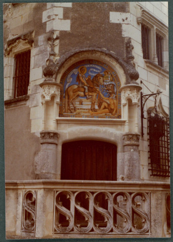 Monts, château de Candé : fronton de la porte principale.