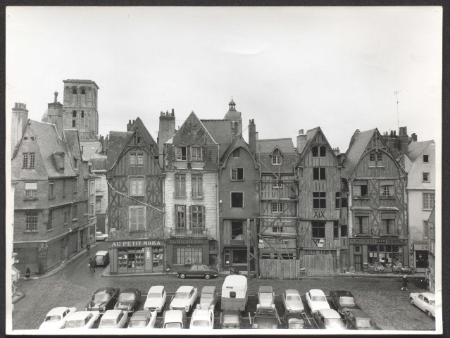 Place Plumereau, face sud.