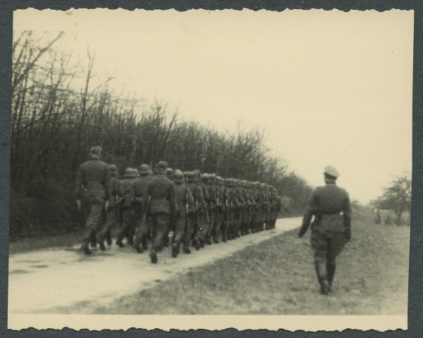 Défilé de soldats allemands.