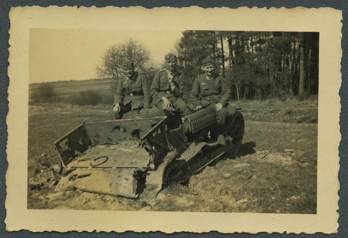 Civray-de-Touraine (Indre-et-Loire). Chenillette Renault UE de l'armée française détruite.