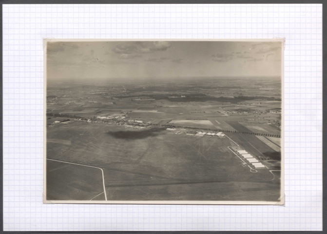 Tours (Indre-et-Loire). Base aérienne. Photographie aérienne [militaire de l'armée allemande].