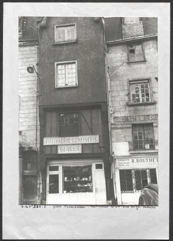 Place Plumereau, pâtisserie est le 8 rue du Grand Marché.