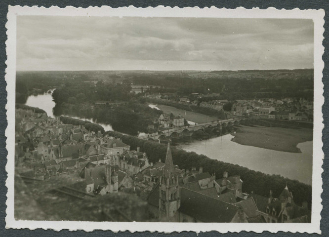 Chinon (Indre-et-Loire), la ville prise des remparts du Château.