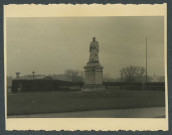 Tours (Indre-et-Loire). place Anatole France et statue de Rabelais.