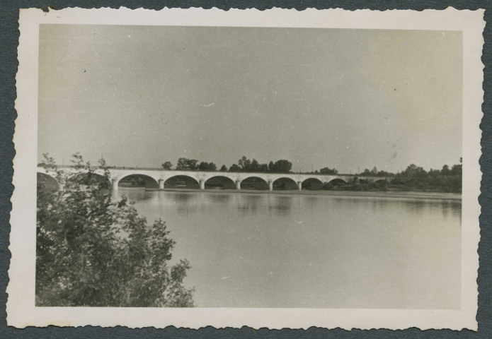 Chinon (Indre-et-Loire). Pont de Chinon.