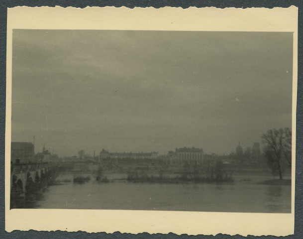 Tours (Indre-et-Loire). Pont Wilson, place Choiseul, la rue Nationale en ruines.