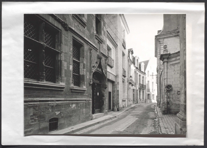 [Rue Briçonnet, au premier plan maison dite de Tristan l'Hermite].