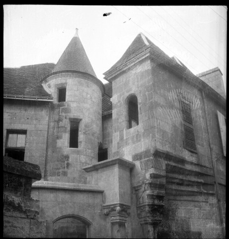 Loches, rue Lamblardie et 32 Grande Rue, Bel Ebat. Extension et aménagement d'une maison. Architecte : Emile Coutier. Propriétaire : M. Orvat. Pièces écrites.