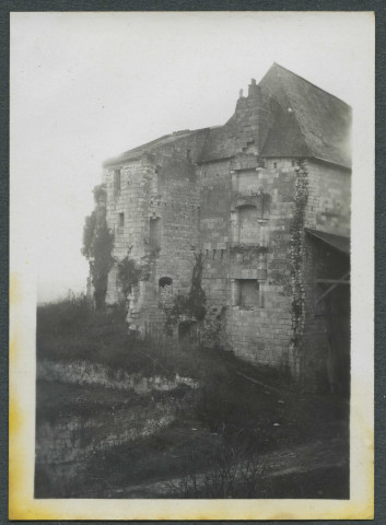 Château de Crissay-sur-Manse (Indre-et-Loire). Habitations troglodytiques.