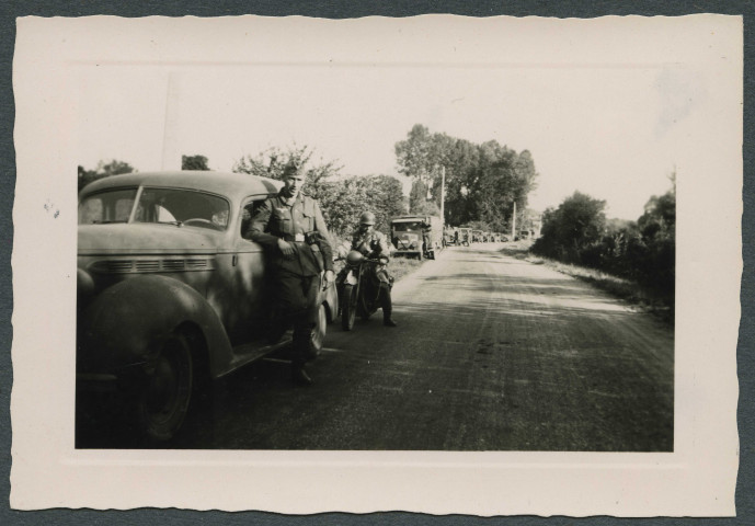 Coudray-au-Perche (Eure-et-Loir). Convoi militaire allemand avec des véhicules Ford de l'armée française récupérés par l'armée allemande.
