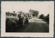 Coudray-au-Perche (Eure-et-Loir). Convoi militaire allemand avec des véhicules Ford de l'armée française récupérés par l'armée allemande.