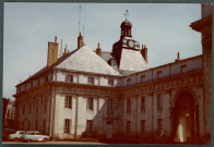 Tours, préfecture : façade sur cour.