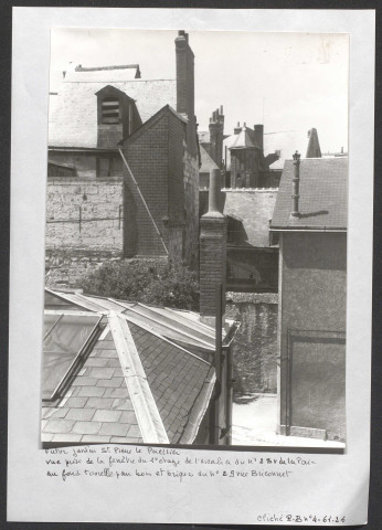 Futur jardin Saint-Pierre-le-Puellier vue prise de la fenêtre du premier étage de l'escalier du numéro 23 de la rue de la Paix au fond tourelle pan bois et briques du numéro 29 rue Briçonnet.