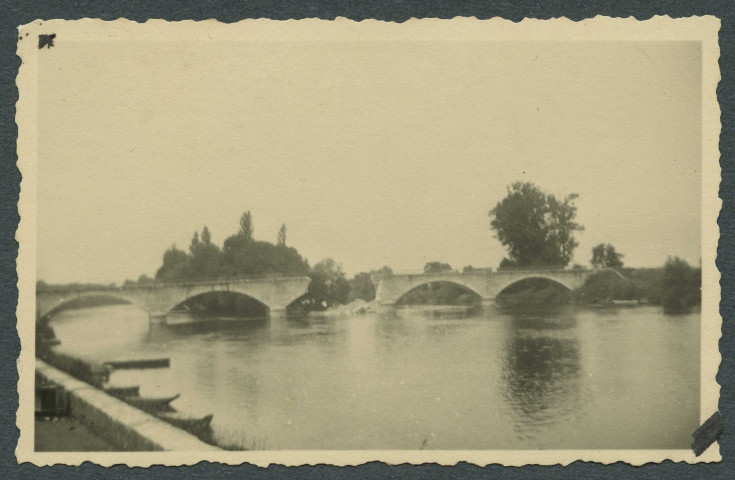 Pont détruit [sur la Loire].