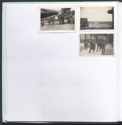 Avions français et officiers allemands au camp d'aviation de Parçay-Meslay.