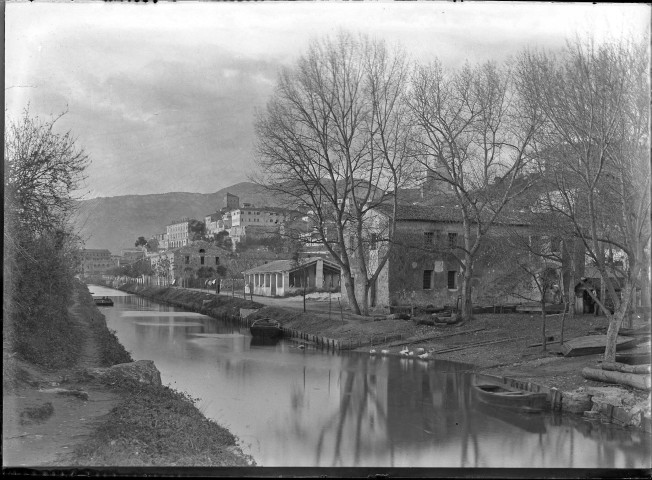 Terracine. Vue du village depuis la berge d'une rivière.