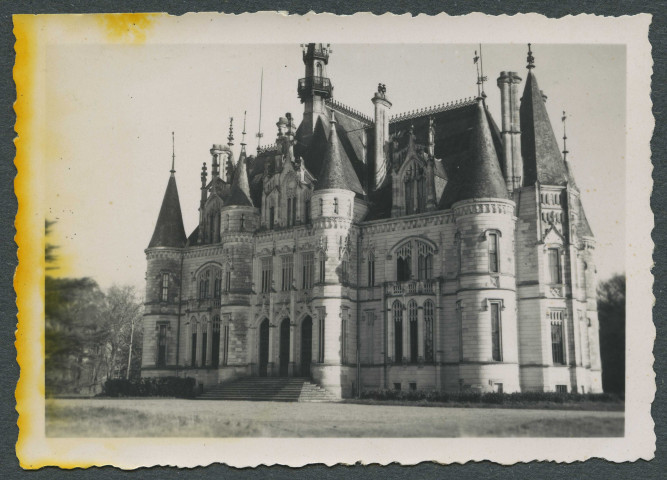 Sainte-Catherine-de-Fierbois (Indre-et-Loire). Château de Commacre.