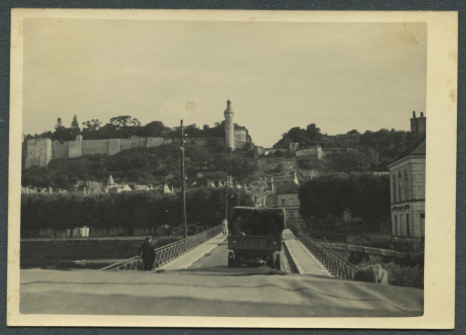 Chinon (Indre-et-Loire). Château et pont. Des soldats se baignent dans la Vienne.