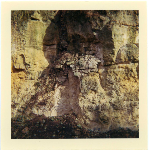 Château de Chinon : fissure dans la roche.