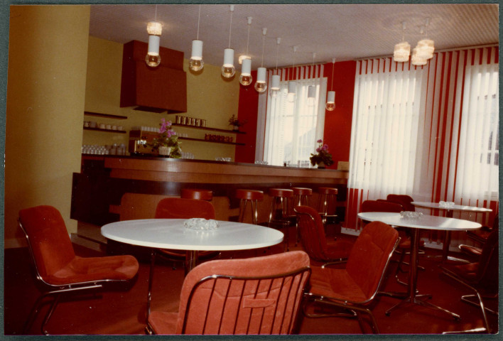 Tours, préfecture, restaurant : bar et salle de restauration.