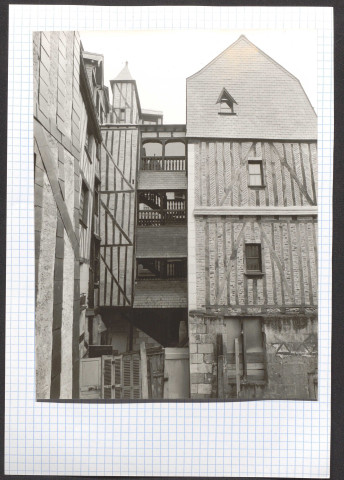 Place Plumereau, côté sud, façades arrières après restauration.