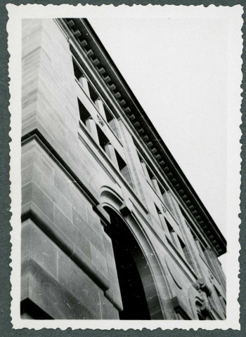 Paris. Muséum d'histoire naturelle, galerie de botanique, vue du bâtiment en contreplongée.