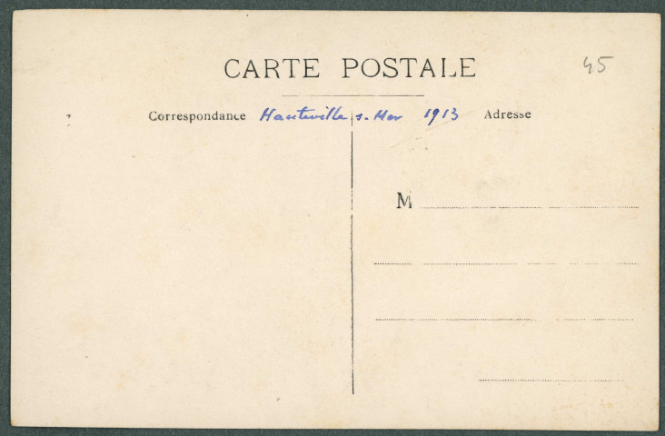 Portrait de la famille Chaussemiche devant son chalet.