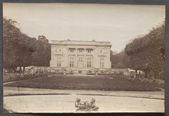 Versailles. Petit Trianon, façade.