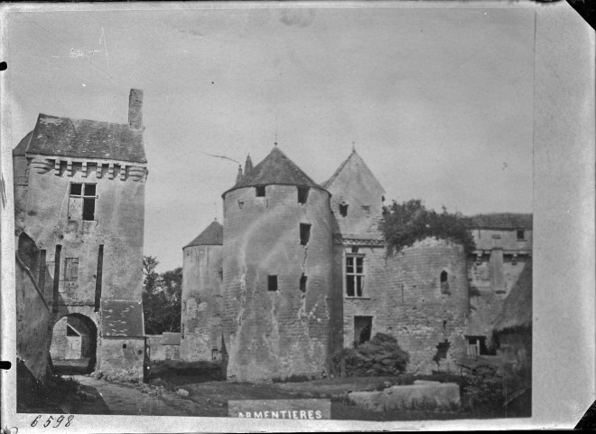 Vue extérieure du château d'Armentières.