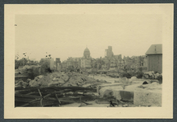 Tours (Indre-et-Loire). Basilique Saint-Martin, rue Nationale en ruines.