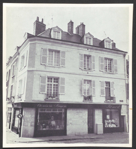 [29 rue de la Paix et 1 place Plumereau].
