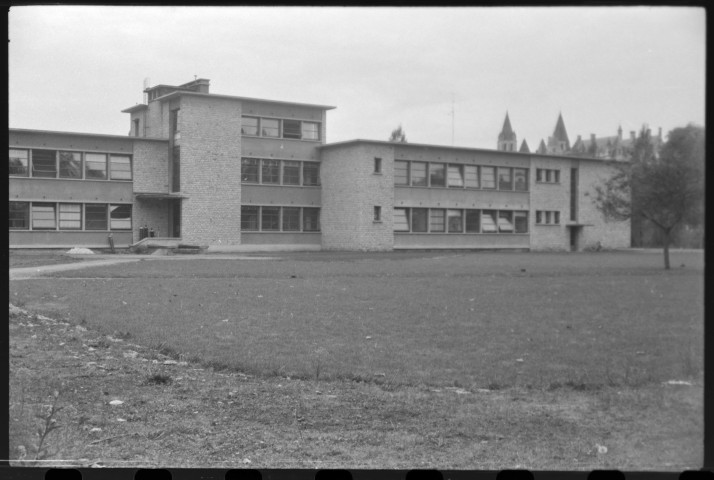 Loches, rue des Ponts. Hôpital hospice. Aménagement. Travaux pour l'humanisation des vieux bâtiments, étude et contrats. Architecte : Emile Coutier. Commanditaire : Hôpital de Loches. Pièces écrites.