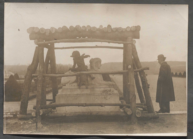 Versailles. Protection des sculptures du grand bassin : Benjamin Chaussemiche devant la sculpture calfeutrée.