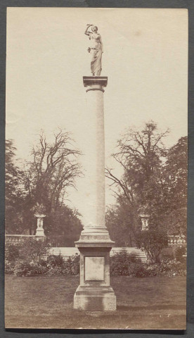 Versailles. Statue sur colonne.