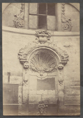 Versailles. Détail architectural, grande coquille et dauphins surmontée d'un vase.