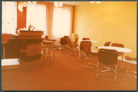 Tours, préfecture, restaurant : bar et salle de restauration.