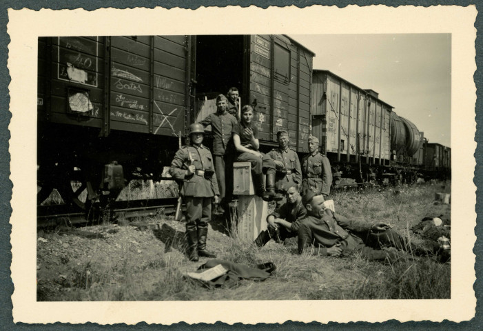 Convoi ferroviaire allemand (wagons français) aux environs de Château-Renault.