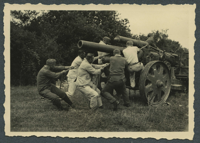 Champigny-sur-Veude (Indre-et-Loire). Entraînement avec un canon d'artillerie.