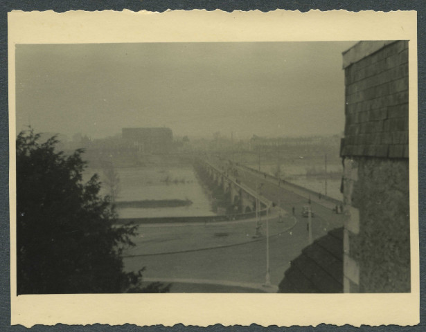 Tours (Indre-et-Loire). Pont Wilson, place Choiseul, la rue Nationale en ruines.