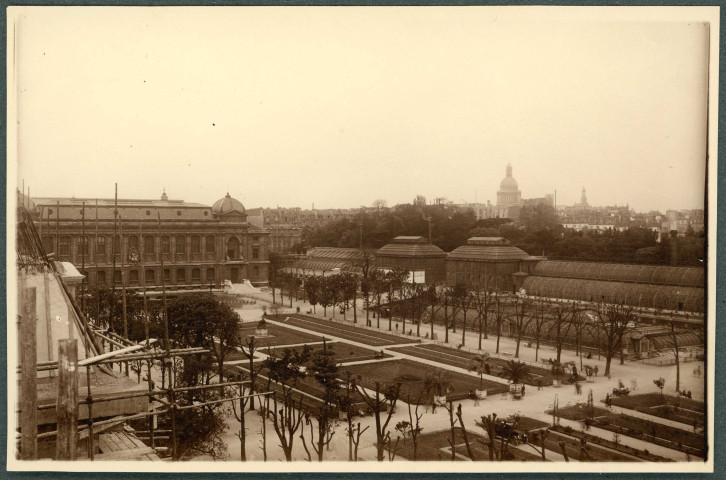 Paris. Muséum d'histoire naturelle, galerie de botanique, façade sur jardin.