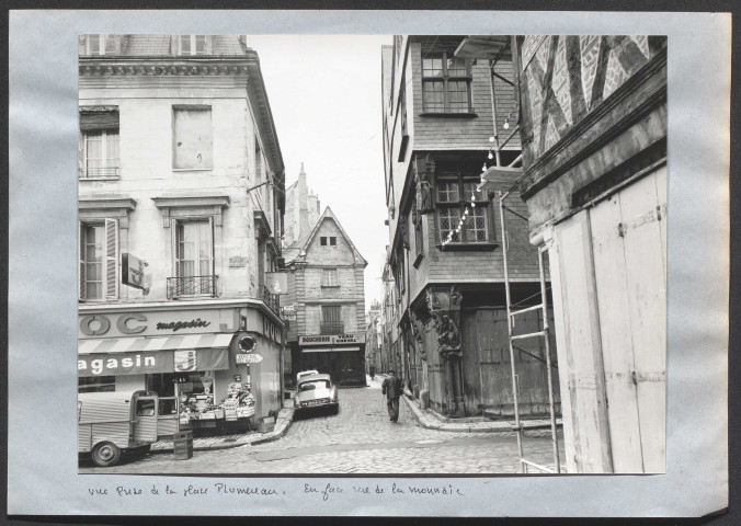 Vue prise de la place Plumereau, en face rue de la Monnaie.