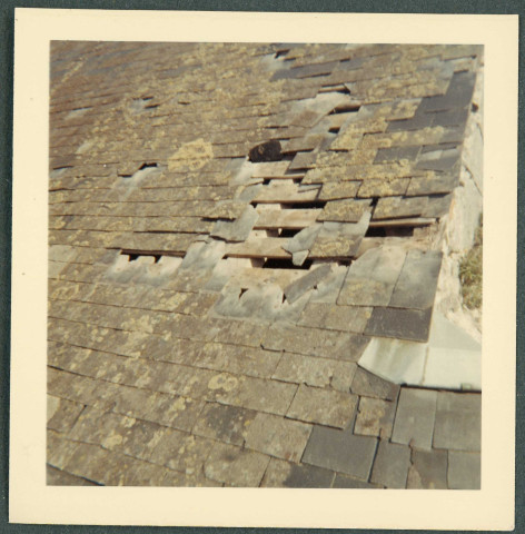 Tempête des 12 et 13 mars 1965 : détail d'une toiture endommagée (non localisé).