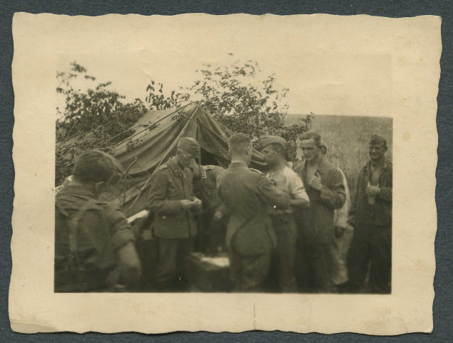 Château-Renault (Indre-et-Loire). Groupe de soldats et civils.