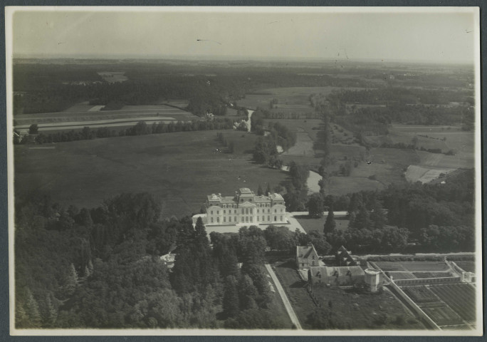 Montbazon (Indre-et-Loire). Château du Puits d'Artigny, photographie aérienne.